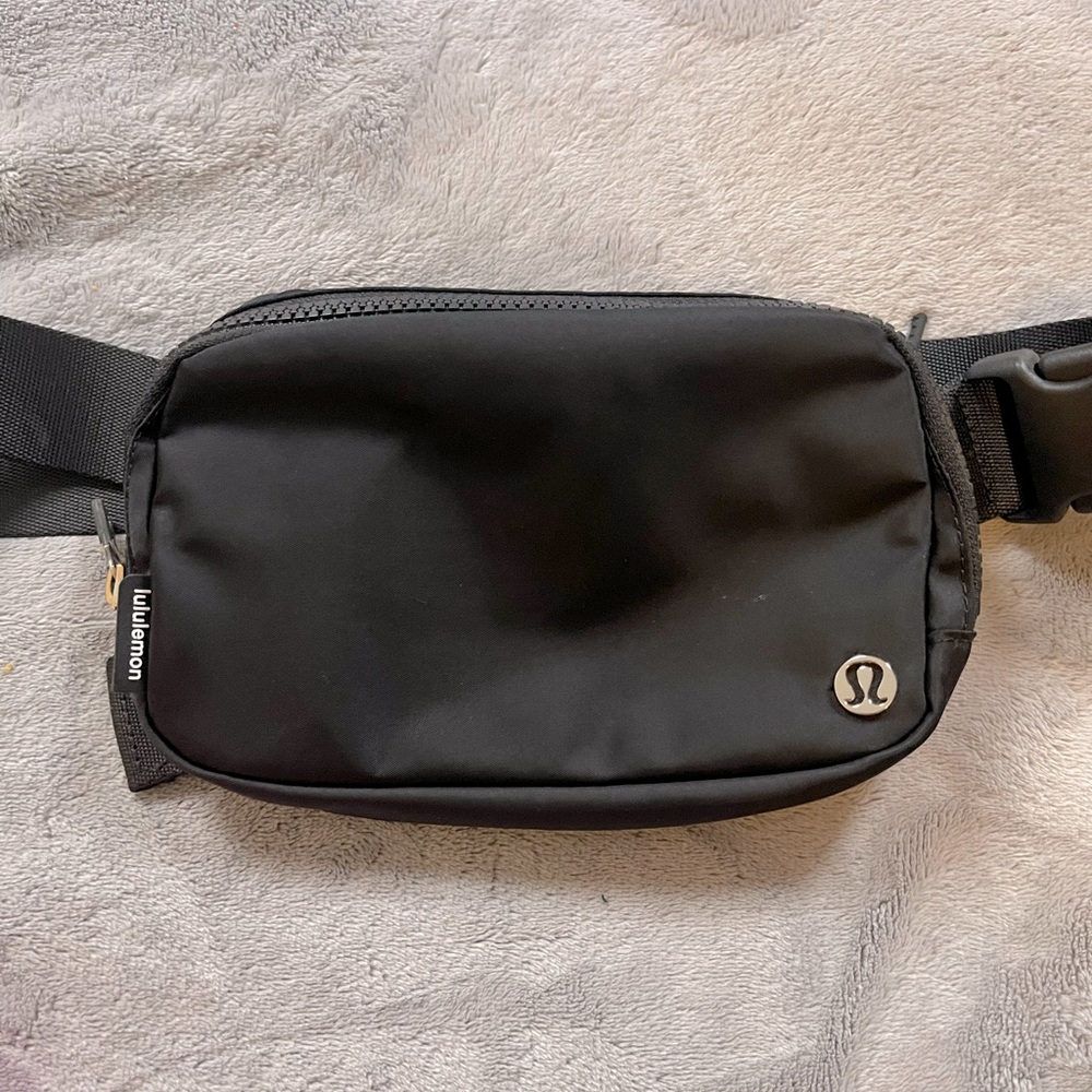 Lululemon everywhere belt bag